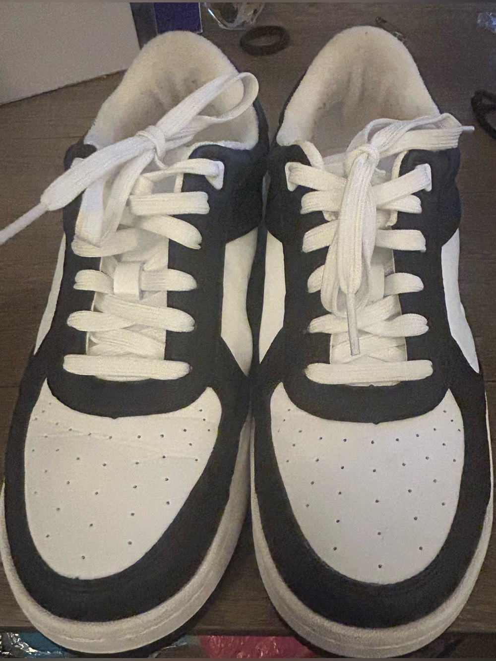 ALO Yoga Recovery Mode Sneakers in black & white